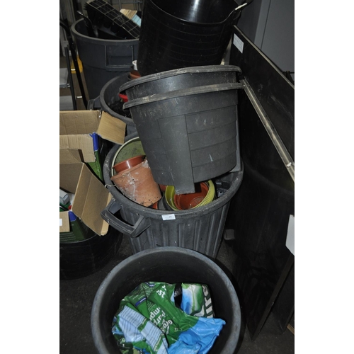 188 - A VERY LARGE COLLECTION OF PLANT POTS, SEED POTS, GARDEN TUB, BUCKETS, COMPOST ETC