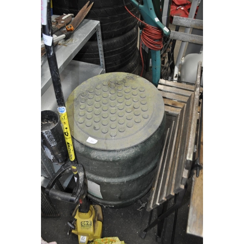 220 - HALF BARREL WATER BUTT WITH LID AND TAP