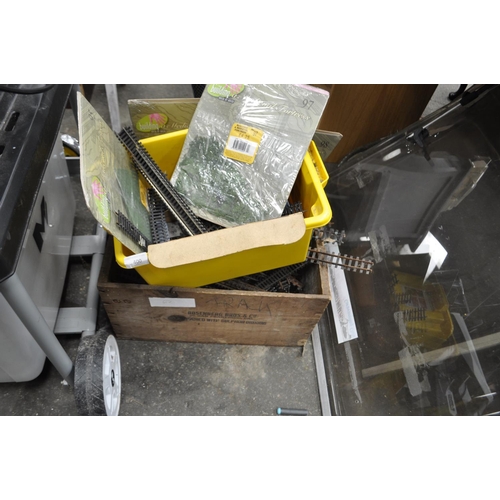 400 - LARGE SELECTION OF RAILWAY 0 GAUGE, 00 GAUGE TRACK AND BRAND NEW SCENERY PACKS