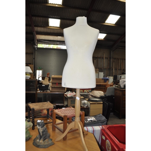 405 - FREE STANDING TORSO MANNEQUIN
