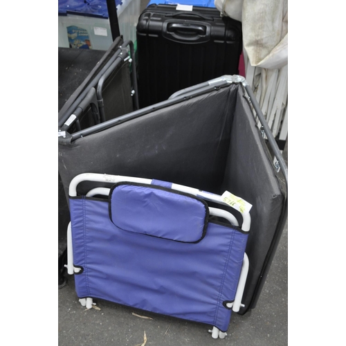 186 - A LARGE GREEN GARDEN PADDED LOUNGER