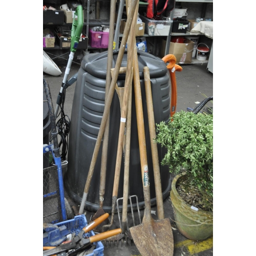 211 - MIXED GARDEN TOOLS IN LONG HANDLED BULLDOG CORNISH SHOVEL, STAINLESS STEEL GARDEN FORK, RAKE HOE AND... 