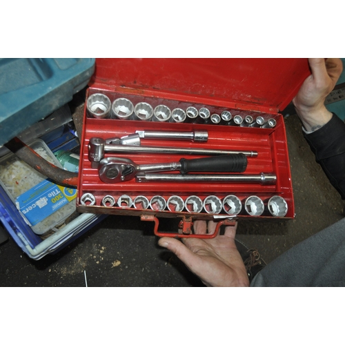 109 - A SOCKET WRENCH SET INC RATCHET, EXTENSION BARS AND VARIOUS SOCKETS