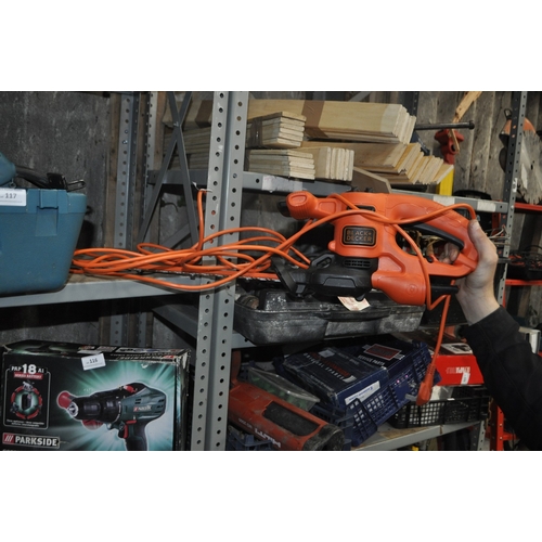 118 - A VERY CLEAN BLACK AND DECKER BEHT201 LIGHTWEIGHT CORDED HEDGE TRIMMER - LOOKS UNUSED