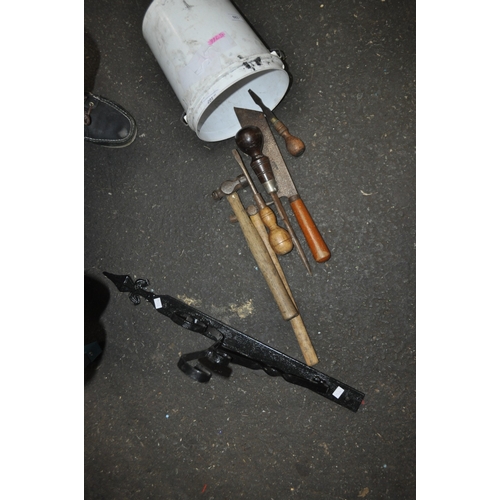 120 - A BUCKET OF TOOLS INC VINTAGE SCREWDRIVERS, BRADAWL, BALLPEIN AND PIN HAMMERS, AND A VINTAGE LATHE /... 
