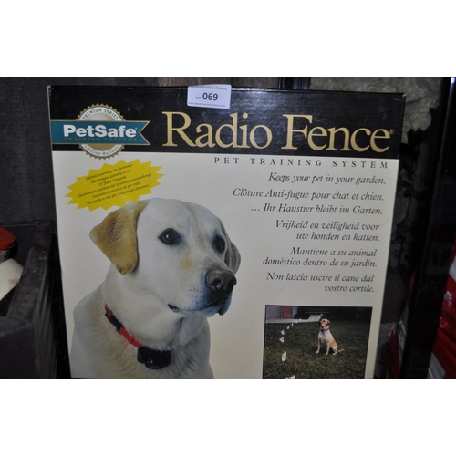 69 - A BOXED PETSAFE RADIO FENCE PET TRAINING SYSTEM