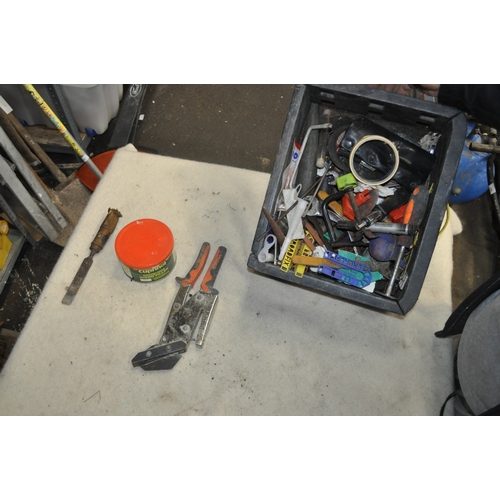 70 - A BOX OF ASSORTED TOOLS INC SLATE CUTTER WITH HOLE PUNCH, ANGLE GRINDER BLADES, WOOD FILLER, CHISELS... 