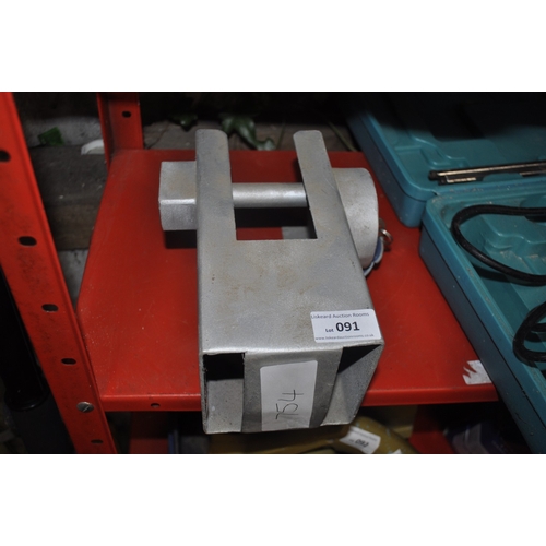 91 - A VERY STURDY TOW-HITCH LOCK WITH PADLOCK AND KEY