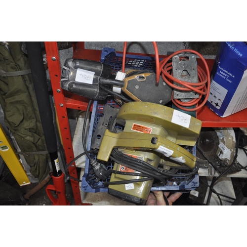 92 - A CRATE OF POWER TOOLS INC VINTAGE BLACK AND DECKER 7308-47 CIRCULAR SAW, JCB PALM SANDER AND A JIGS... 
