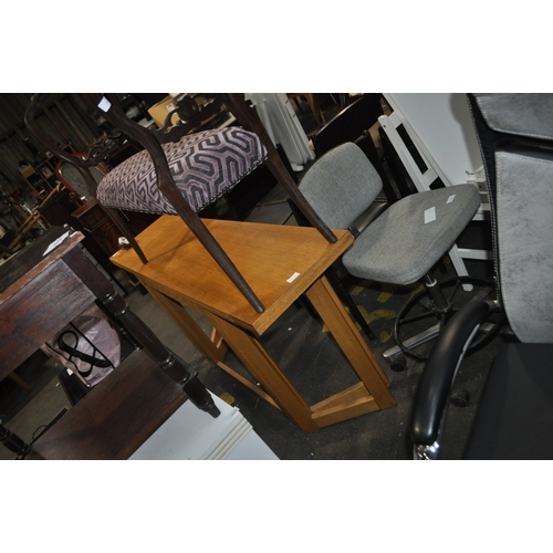 1025 - LONG HALL TABLEWITH FUNKY LEGS