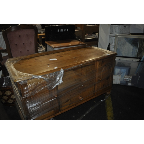 1168 - A MODERN PINE TV UNIT WITH A CENTRE DRAW AND DOORS EITHER SIDE IN GREAT CONDITION