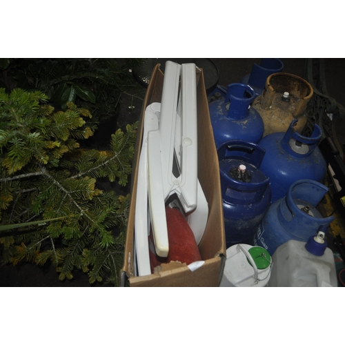 140 - BOX CONTAINING EDFOX PILLOW AND FOLDING CREAM SUNBATHING CHAIR