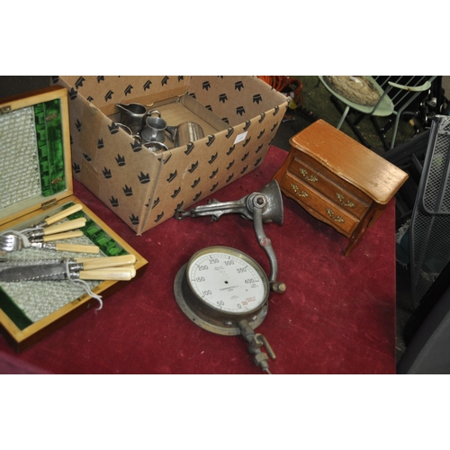 334 - WOODEN JEWELLERY BOX, VINTAGE MINCER, BOXED FISH KNIVES, VINTAGE BRASS PRESSURE GAUGE AND MORE