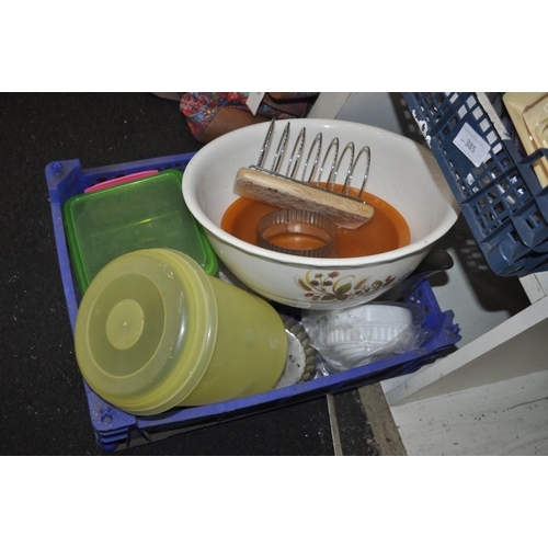 384 - BASKET OF KITCHENALIA INC MIXING BOWL BISCUIT POT AND JUG, TOAST RACK ETC