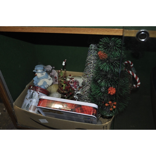 522 - A BOX OF CHRISTMAS ITEMS INC MINI XMAS TREE, CANDLE HOLDER, SNOWMAN AND MORE