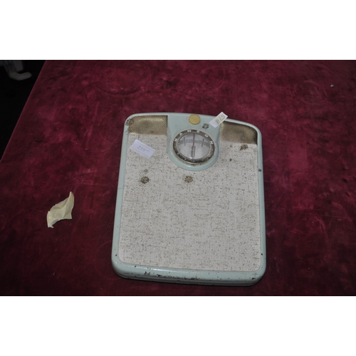 612 - A VINTAGE AMERICAN SCALE IN WORKING CONDITION AND DARTINGTON GLASS FRUIT BOWL