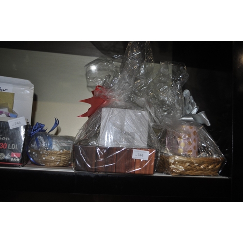 744 - 2X HAMPERS INC CANDELS AND SMELLIES