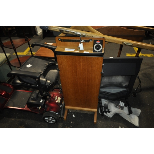 820 - A VINTAGE CORBY TYPE C1 CORINTHIAN TROUSER PRESS IN GREAT CONDITION