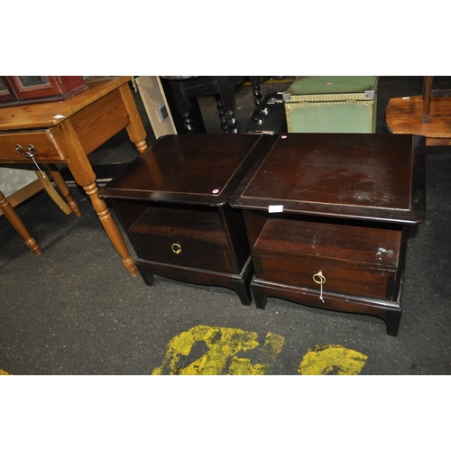 852 - 2 X VINTAGE STAG MINSTREL MAHOGANY SINGLE DRAWER BRASS HANDLED BEDSIDE CABINETS