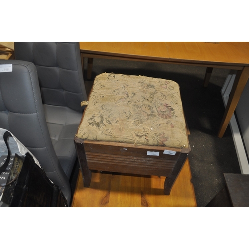 916 - A LOVELY VINTAGE SEWING BOX / STOOL WITH UNDER SEAT STORAGE