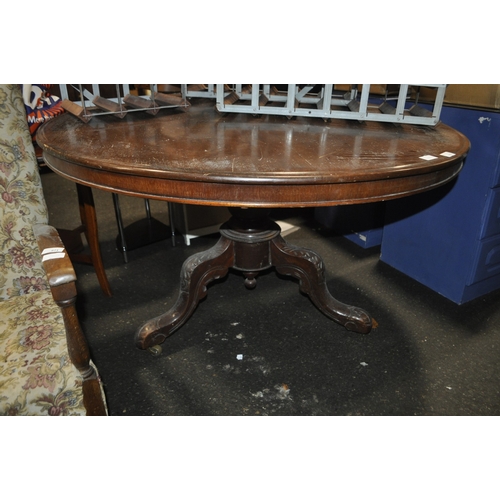 961 - A LARGE ANTIQUE VICTORIAN TILT-TOP FIGURED MAHOGANY CENTRE TABLE WITH 6 X MATCHING CHAIRS - 118CM CM... 