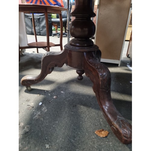 961 - A LARGE ANTIQUE VICTORIAN TILT-TOP FIGURED MAHOGANY CENTRE TABLE WITH 6 X MATCHING CHAIRS - 118CM CM... 