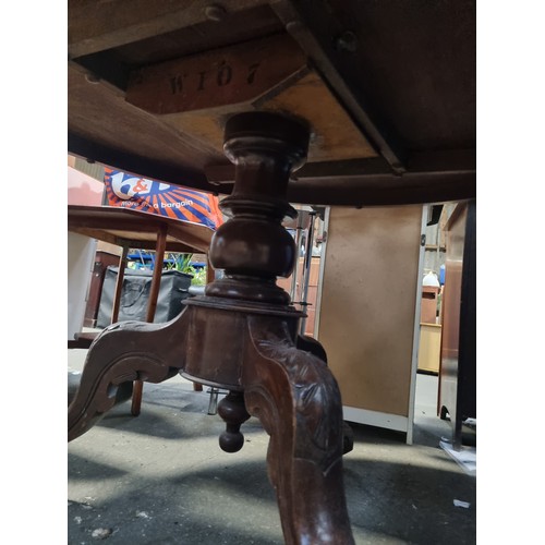 961 - A LARGE ANTIQUE VICTORIAN TILT-TOP FIGURED MAHOGANY CENTRE TABLE WITH 6 X MATCHING CHAIRS - 118CM CM... 