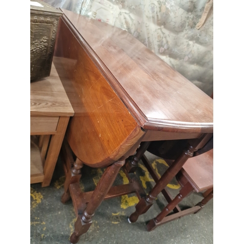 738 - A small 20th century reproduction mahogany finished gateleg drop leaf tableA small reproduction ga... 