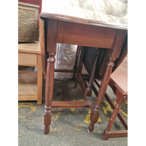 738 - A small 20th century reproduction mahogany finished gateleg drop leaf tableA small reproduction ga... 