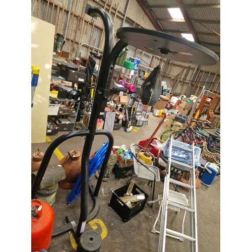 103 - Everlast Freestanding Speed Bag Frame and Platform with Physionics Weights

A freestanding Everlast ... 