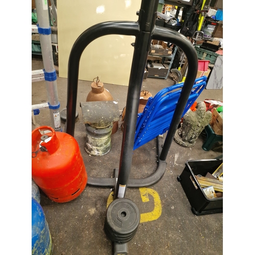 103 - Everlast Freestanding Speed Bag Frame and Platform with Physionics Weights

A freestanding Everlast ... 