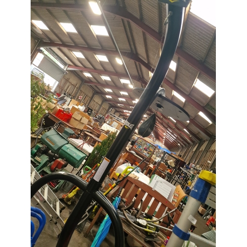 103 - Everlast Freestanding Speed Bag Frame and Platform with Physionics Weights

A freestanding Everlast ... 