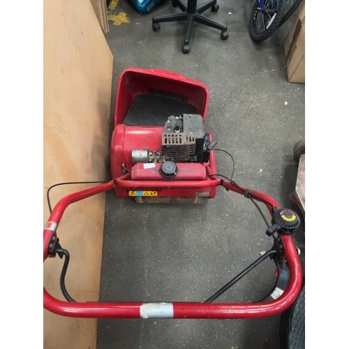 111 - A Suffolk Punch Cylinder Petrol 14s Lawn MowerA Suffolk Punch Cylinder Petrol 14s lawn mower featu... 