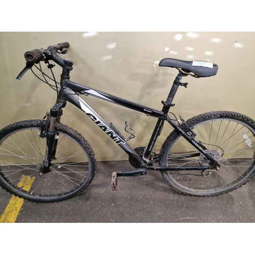 115 - Giant Boulder Aluminium Frame Mountain BikeA Giant Boulder mountain bike featuring an aluminium fr... 