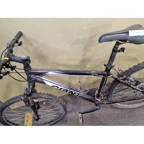 115 - Giant Boulder Aluminium Frame Mountain BikeA Giant Boulder mountain bike featuring an aluminium fr... 