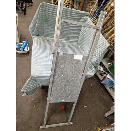 65 - Galvanised Steel Folding Decorator's Work PlatformA folding trade decorator's work platform, commo... 