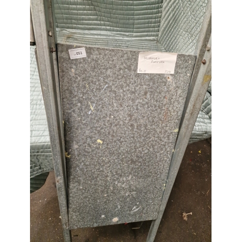 65 - Galvanised Steel Folding Decorator's Work PlatformA folding trade decorator's work platform, commo... 