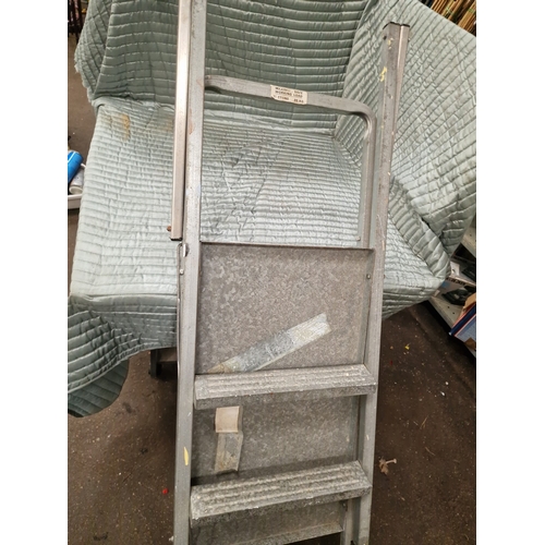 65 - Galvanised Steel Folding Decorator's Work PlatformA folding trade decorator's work platform, commo... 