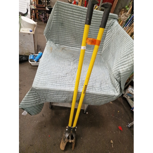 70 - Roughneck post hole digger with fibreglass handlesA Roughneck post hole digger featuring yellow fi... 