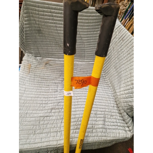 70 - Roughneck post hole digger with fibreglass handlesA Roughneck post hole digger featuring yellow fi... 