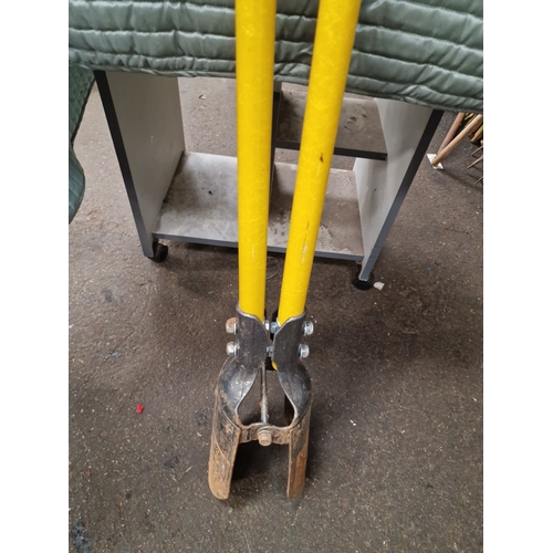 70 - Roughneck post hole digger with fibreglass handlesA Roughneck post hole digger featuring yellow fi... 
