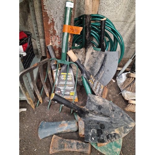 86 - An Assortment of Garden and Demolition Tools Including Roughneck Mutt ScrapersA collection of asso... 
