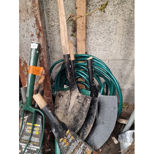 86 - An Assortment of Garden and Demolition Tools Including Roughneck Mutt ScrapersA collection of asso... 