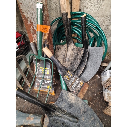 86 - An Assortment of Garden and Demolition Tools Including Roughneck Mutt ScrapersA collection of asso... 