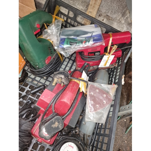 94 - A Collection of Assorted Power Tools and Workshop EquipmentA collection of mixed consumer-grade po... 