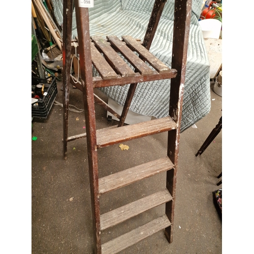 98 - Vintage Dark Stained Wooden Four Tread Step Ladder with Slatted PlatformA vintage wooden step ladd... 