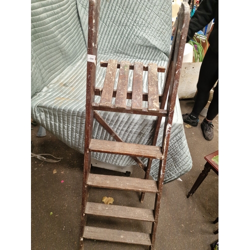 98 - Vintage Dark Stained Wooden Four Tread Step Ladder with Slatted PlatformA vintage wooden step ladd... 