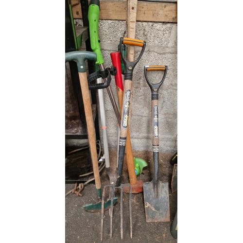 99 - An Assortment of Garden Tools Including a Wilkinson Sword Shock Absorber Digging SetA collection o... 