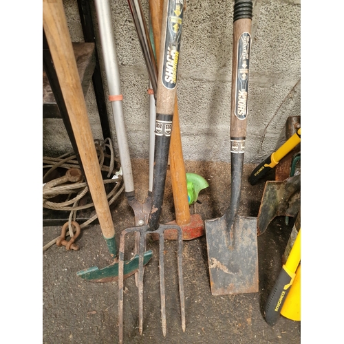 99 - An Assortment of Garden Tools Including a Wilkinson Sword Shock Absorber Digging SetA collection o... 