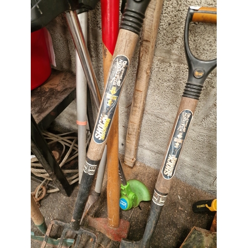 99 - An Assortment of Garden Tools Including a Wilkinson Sword Shock Absorber Digging SetA collection o... 